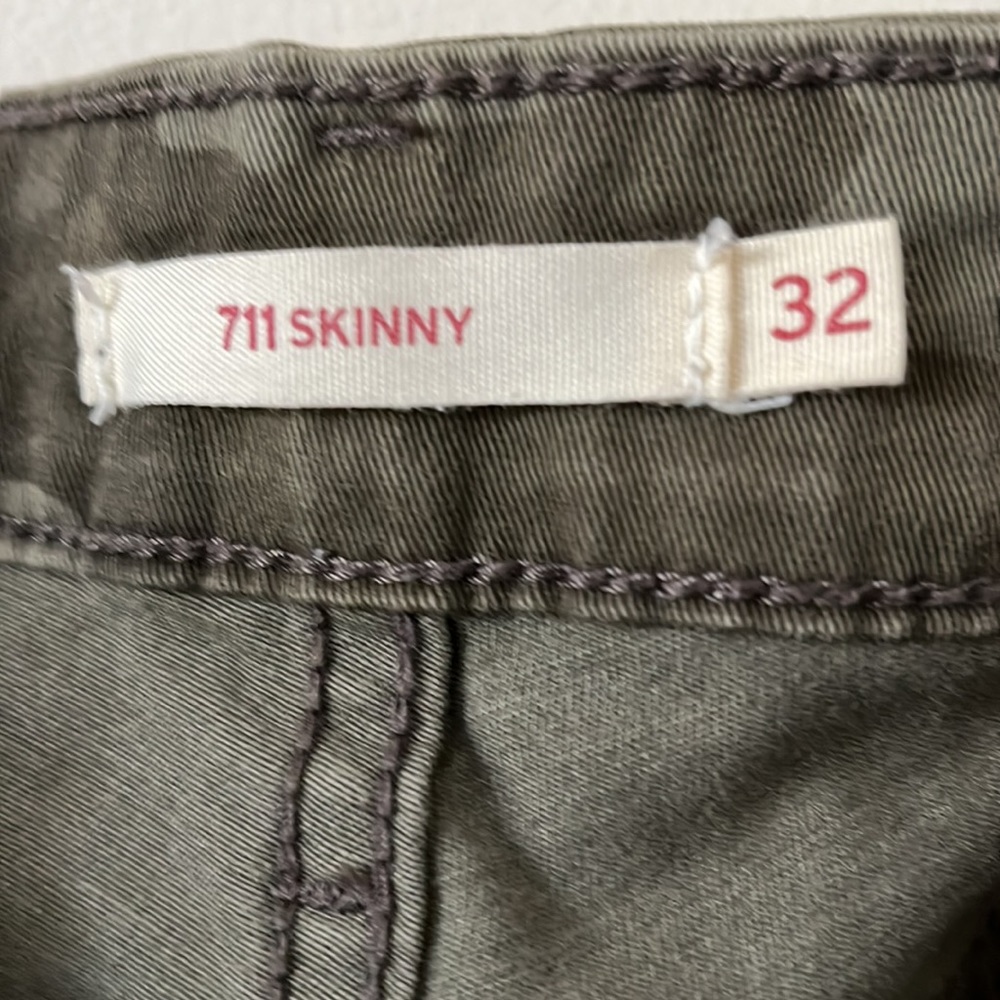 Levi women’s camo jeans. Size 32 (14) - Picture 4 of 4